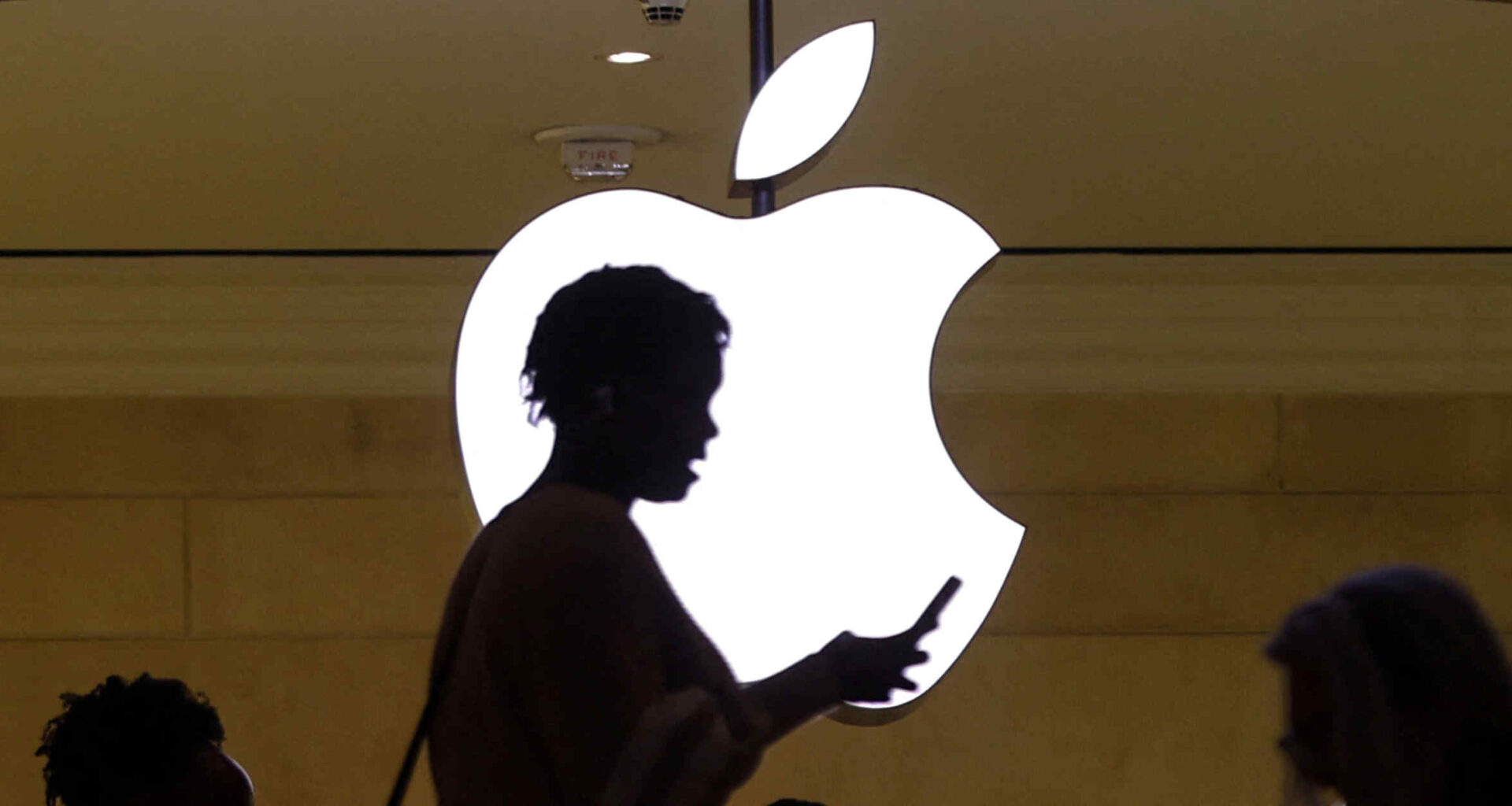 Foldable iPhone hits engineering snags, shipment delays possible: sources