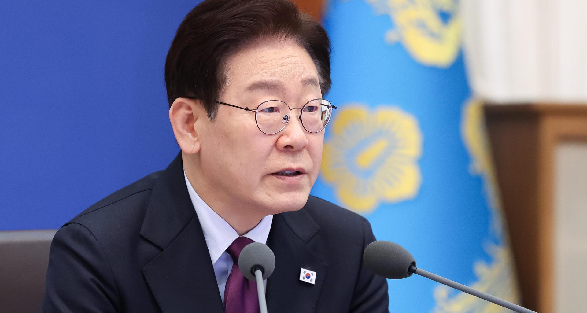 President Lee Jae Myung speaks during a meeting with senior aides at Cheong Wa Dae in Seoul, Thursday. Yonhap