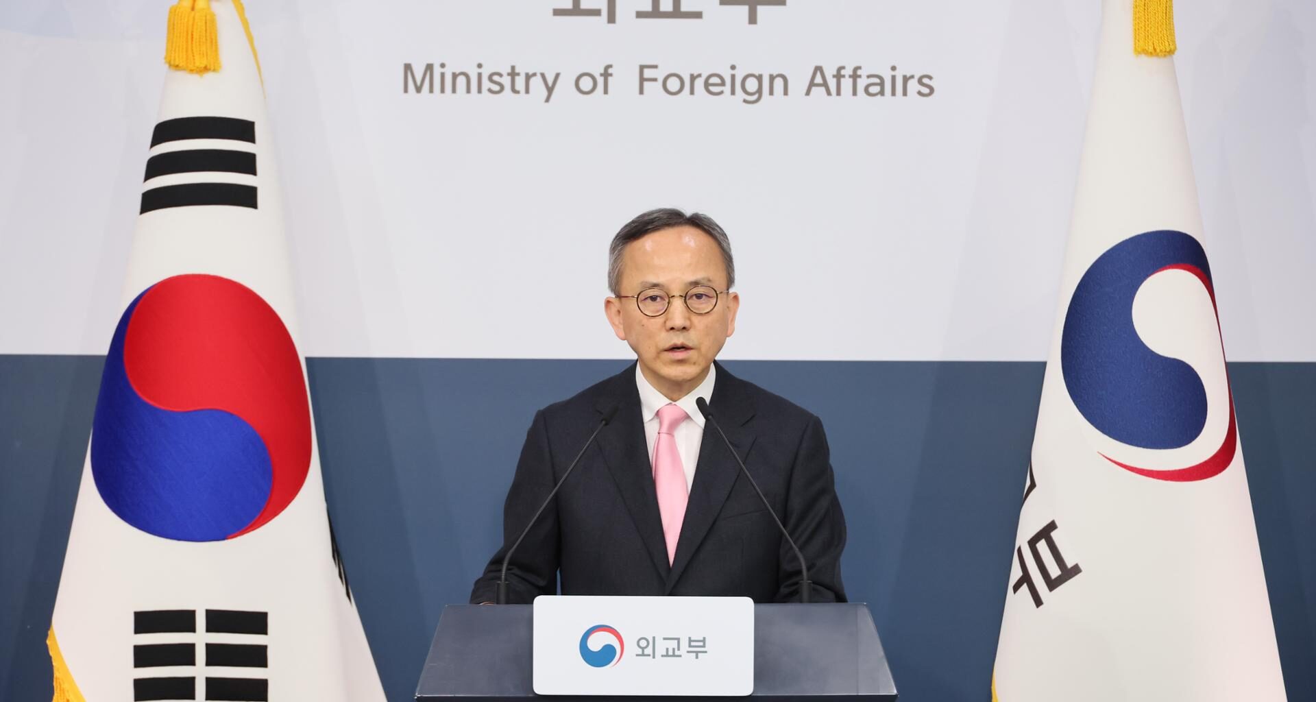 Foreign ministry spokesman Park Il speaks during a regular press briefing at the ministry building in Seoul, April 7. Yonhap
