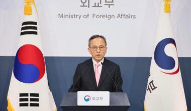 Foreign ministry spokesman Park Il speaks during a regular press briefing at the ministry building in Seoul, April 7. Yonhap