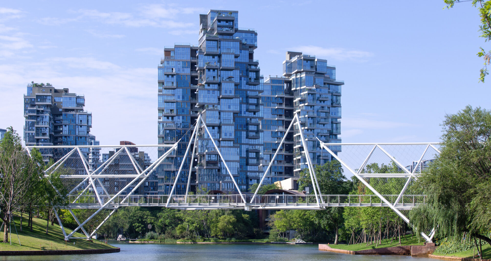 Edenland Pedestrian Bridge in Luxelakes / unarchitecte