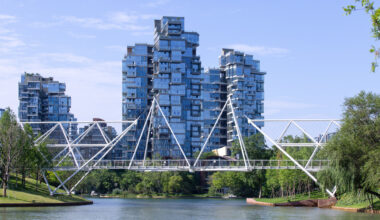 Edenland Pedestrian Bridge in Luxelakes / unarchitecte