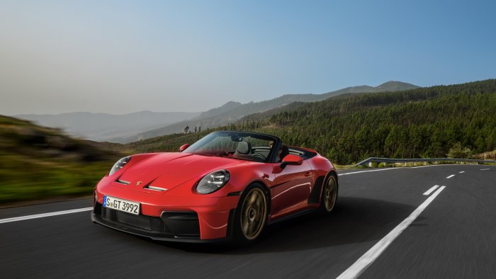 Lightweight cabriolet with a high-revving naturally aspirated engine and manual transmission