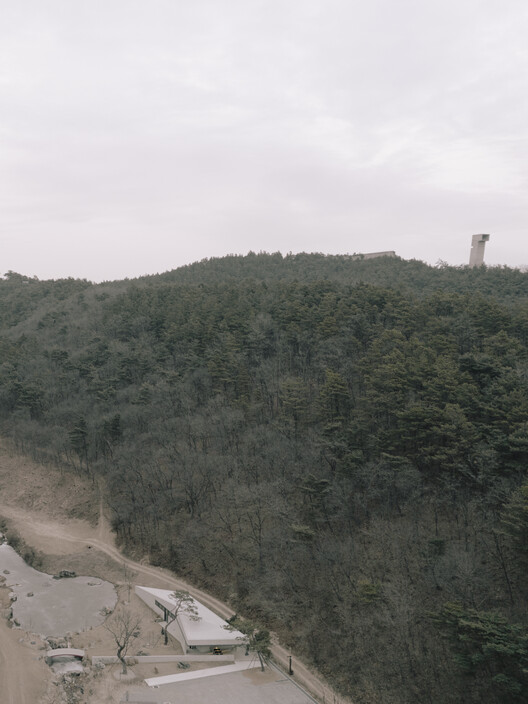 Sayuwon Park Visiting Center Gate / liveraniandrea - Image 2 of 17