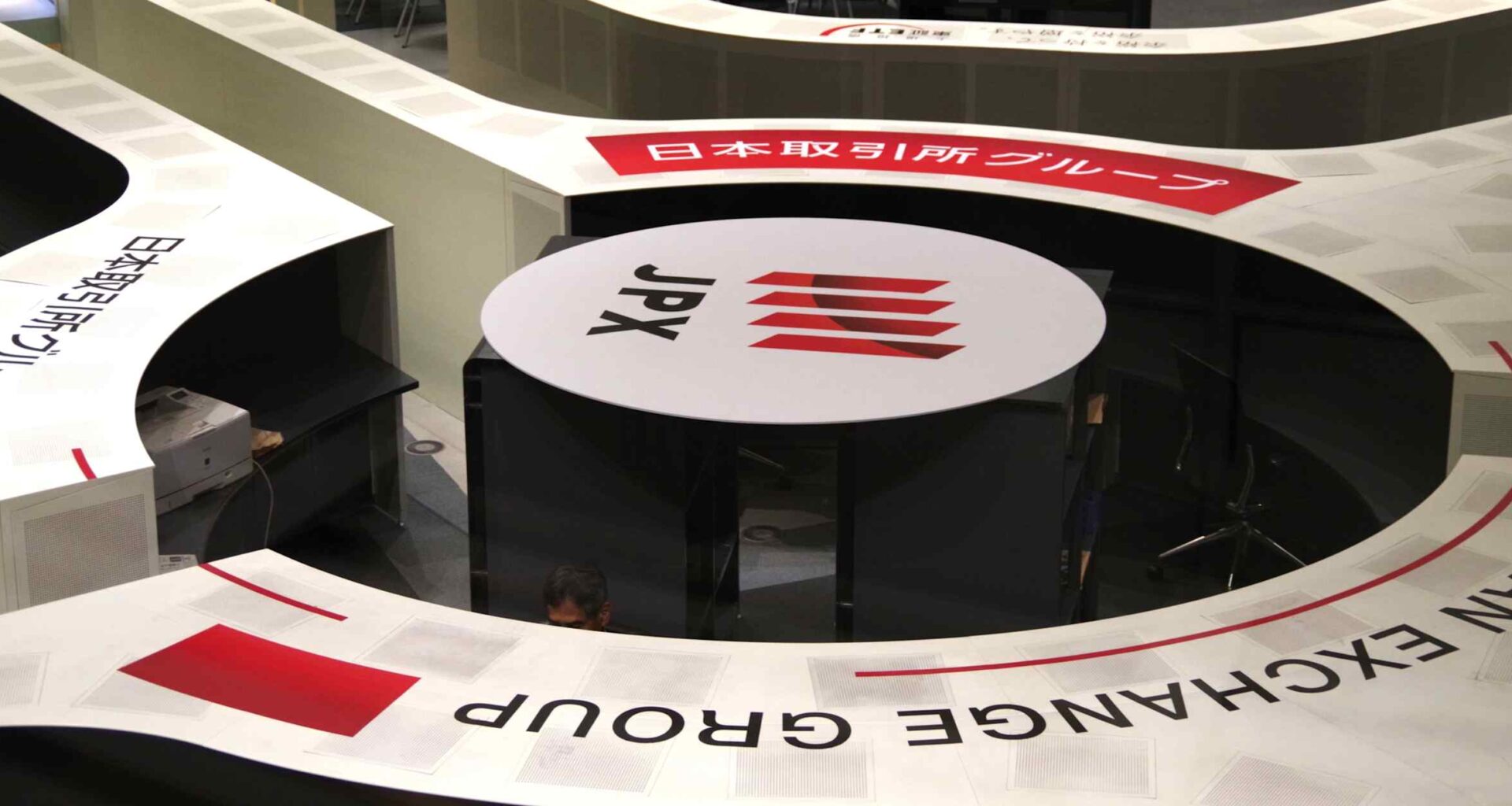 Japanese stocks hit new high as AI boosts tech heavy Asian markets