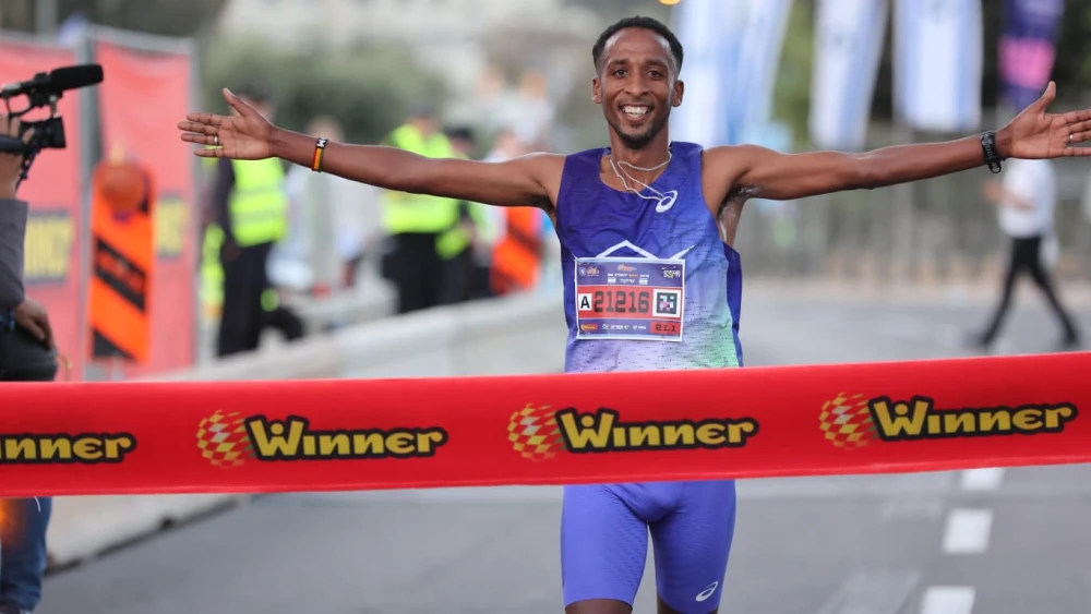 Alame Haimro, 36, of Karnei Shomron, won the men’s half-marathon at the Jerusalem Winner Marathon in a time of 1:07:3, April 17, 2026. Credit: Sportphotography.