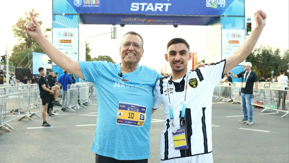 Former hostage Rom Braslavski started the 10-kilometer race in the Jerusalem Winner Marathon alongside Jerusalem Mayor Moshe Lion, April 14, 2025. Credit: Sportphotography.