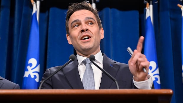 Quebec Liberal leader downplays controversy over position on language law