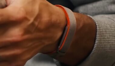 Steph Curry might be teasing a screenless Fitbit in plain site.