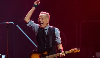 Reviewer Goes Scorched Earth On Springsteen's 'Hypocritical' Anti-Trump Concert