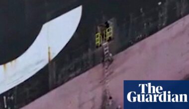 Trump claims US has total control over strait of Hormuz after Iran seizes two container ships | Donald Trump