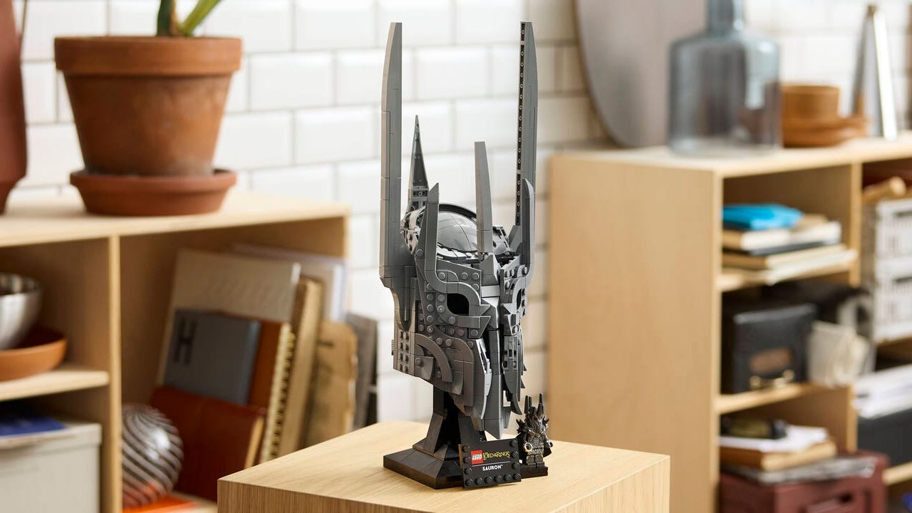 We Build LEGO The Lord of the Rings: Sauron's Helmet