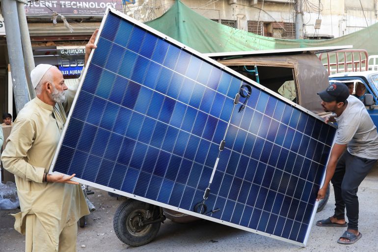 Men load solar panels on a rickshaw (tuk tuk) at a market, in Karachi, Pakistan March 26, 2025. REUTERS/Akhtar Soomro