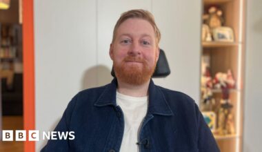 'Titan of a man' - tributes to actor with MND who played Richard III in wheelchair - BBC
