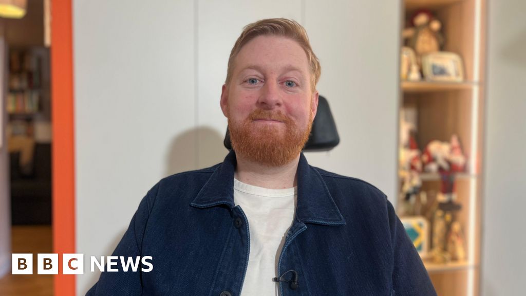 'Titan of a man' - tributes to actor with MND who played Richard III in wheelchair - BBC