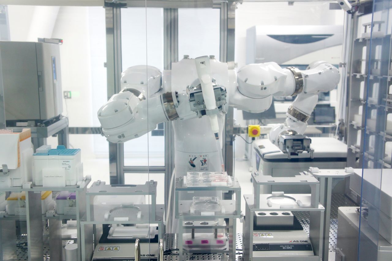 Mahoro, the robot that cultures iPS cells at Riken in Kobe. (© Jiji)