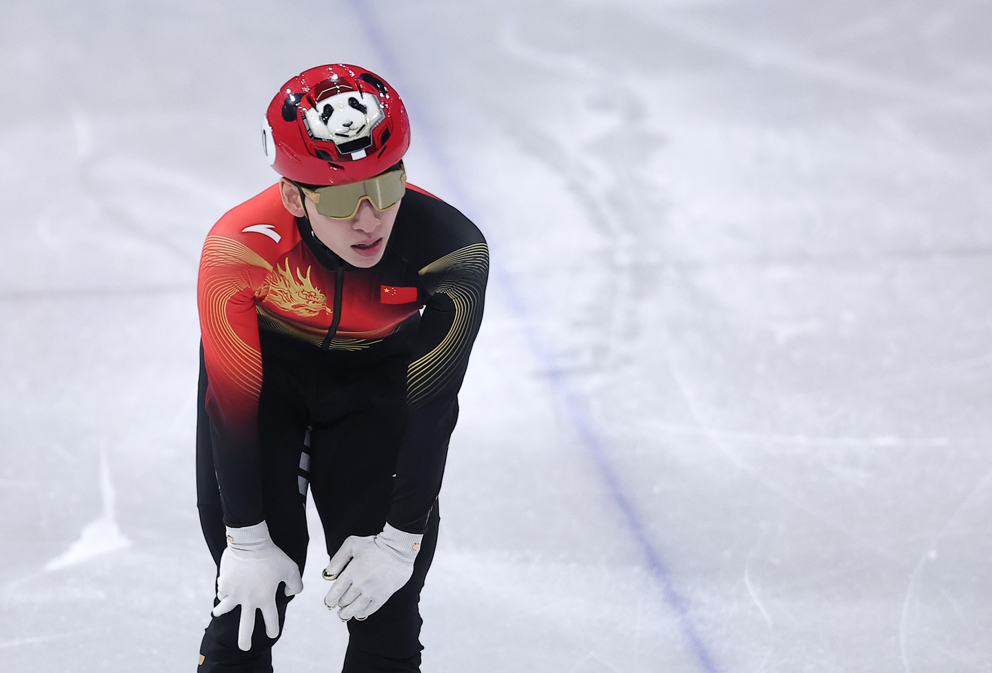 China’s Lin Xiaojun reacts after finishing fourth and failing to advance to the semifinals in the men’s 500 meters quarterfinals in short track speed skating at the 2026 Winter Olympics in Milan on Feb. 18. [NEWS1]