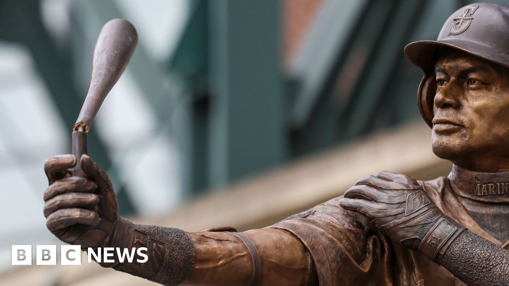 Baseball statue broken as it is unveiled in Seattle - BBC