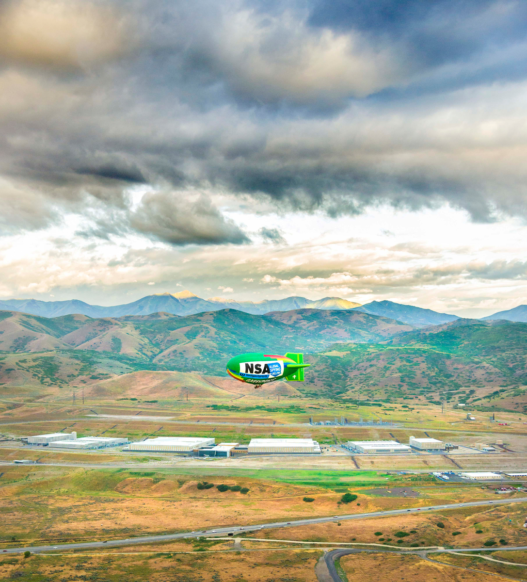 Protest Against NSA with Airship in Utah. © Douglas Pizac / Greenpeace