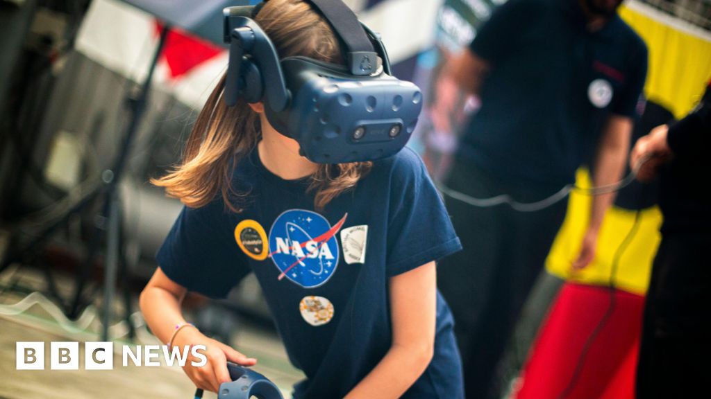 Artemis II Moon mission lifts children's ambitions in Cornwall - BBC