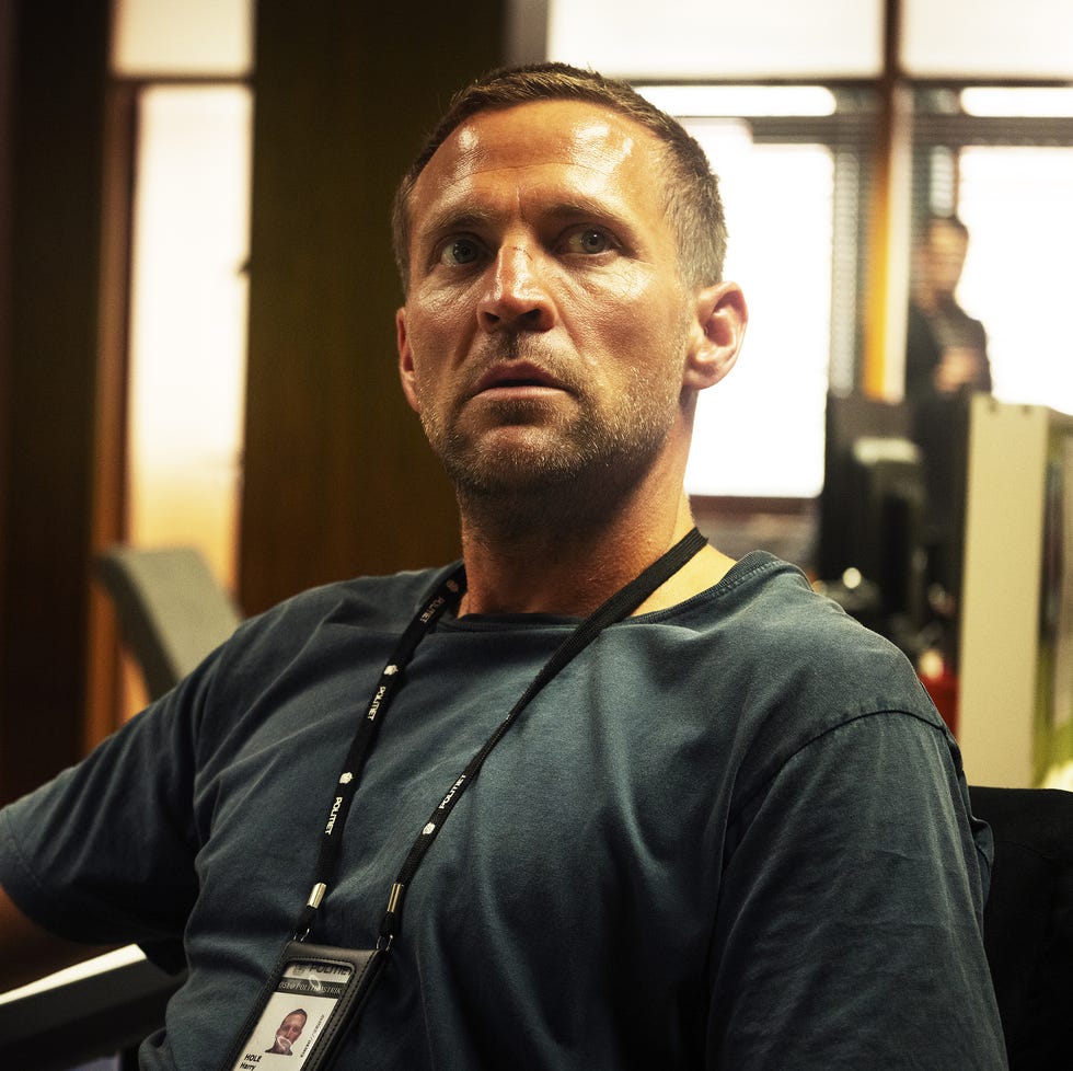 harry hole. (l to r) tobias santelmann as harry hole in harry hole cr. courtesy of netflix © 2024 harry hole. (l to r) tobias santelmann as harry hole in harry hole cr. courtesy of netflix © 2024