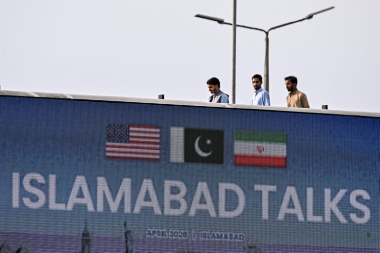A digital screen displaying news of US–Iran peace talks along a road in Islamabad on April 10, 2026 (Farooq NAEEM)