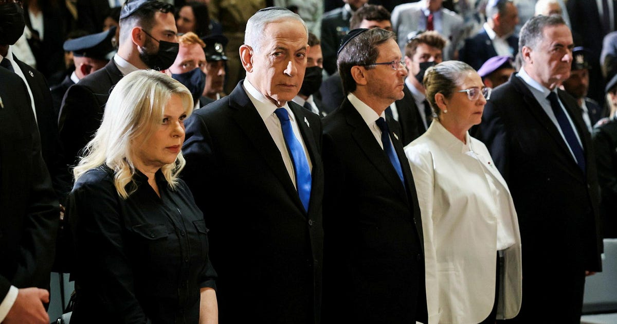 Israel Marks Memorial Day, Tel Aviv Protesters Wave 'Government of Death' Signs - Haaretz