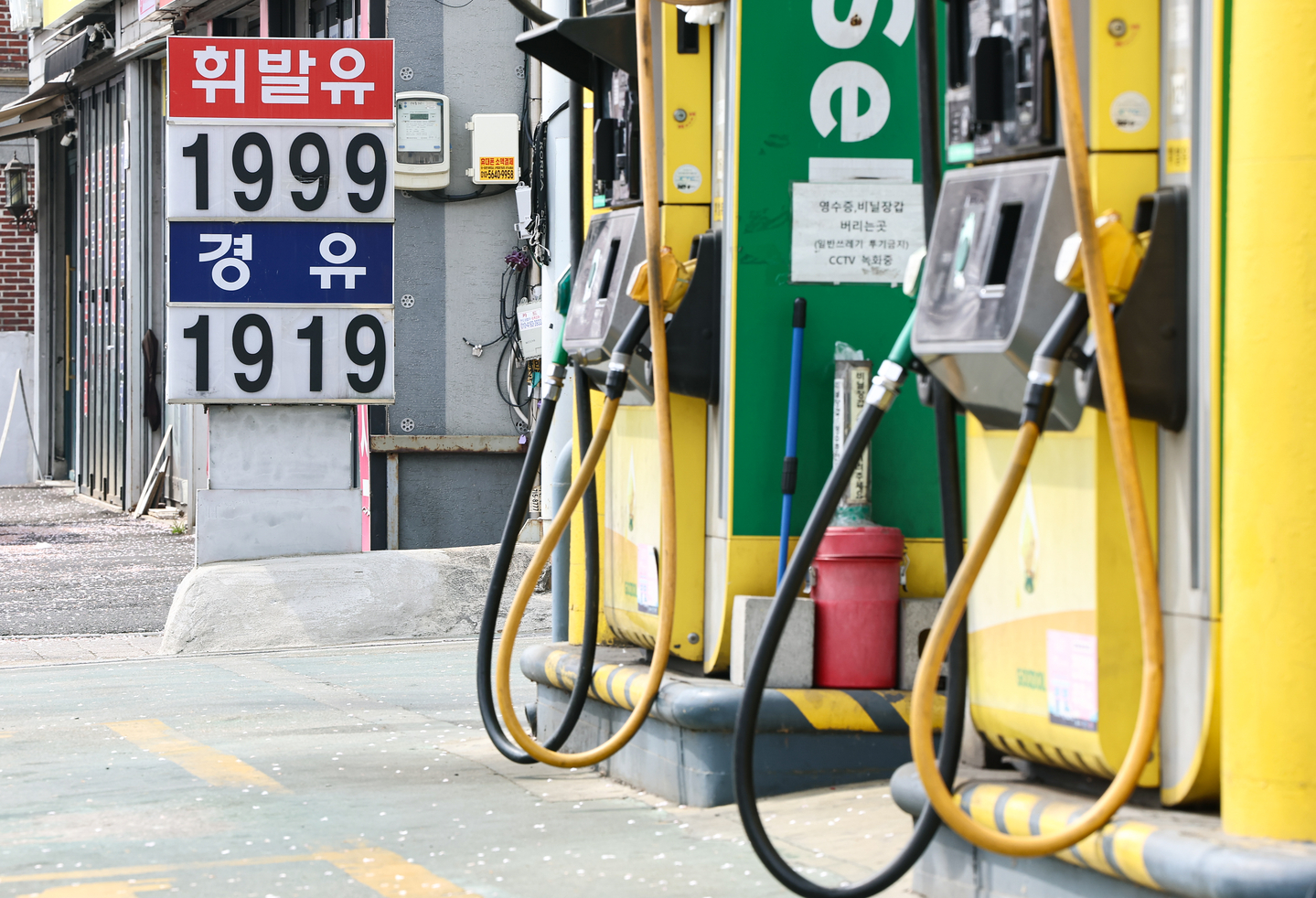 A gas station is seen in Seoul on April 5. [NEWS1] 