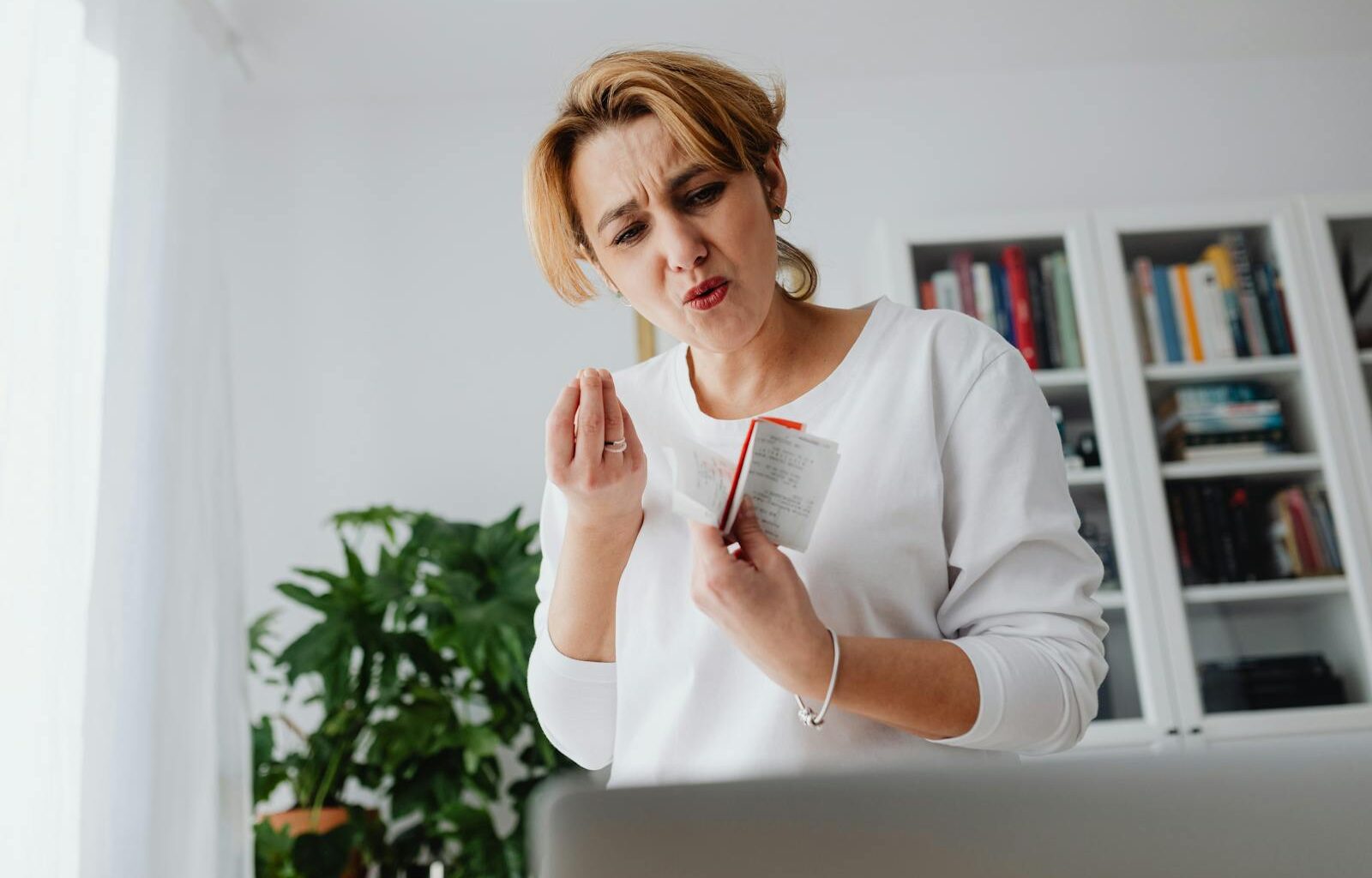 9 subtle behaviors that reveal someone grew up in a household where money was discussed in whispers, and why those behaviors persist long after financial security has arrived