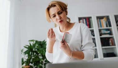 9 subtle behaviors that reveal someone grew up in a household where money was discussed in whispers, and why those behaviors persist long after financial security has arrived