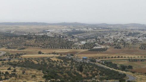 Knife-wielding terrorist killed in West Bank settlement, IDF says - ynetnews