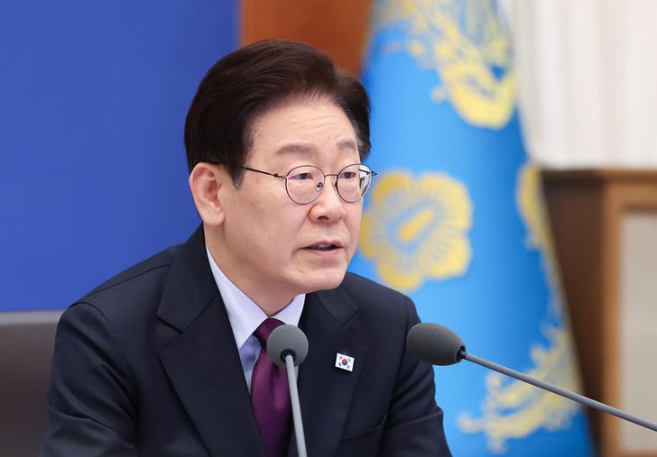 President Lee Jae Myung speaks during a meeting with senior aides at Cheong Wa Dae in Seoul, Thursday. Yonhap