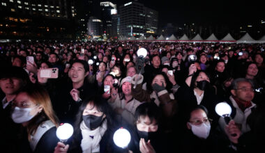 Fans cheer during the "BTS the Comeback Live: Arirang" performance held at Gwanghwamun Square in central Seoul on March 21. [AP/YONHAP]