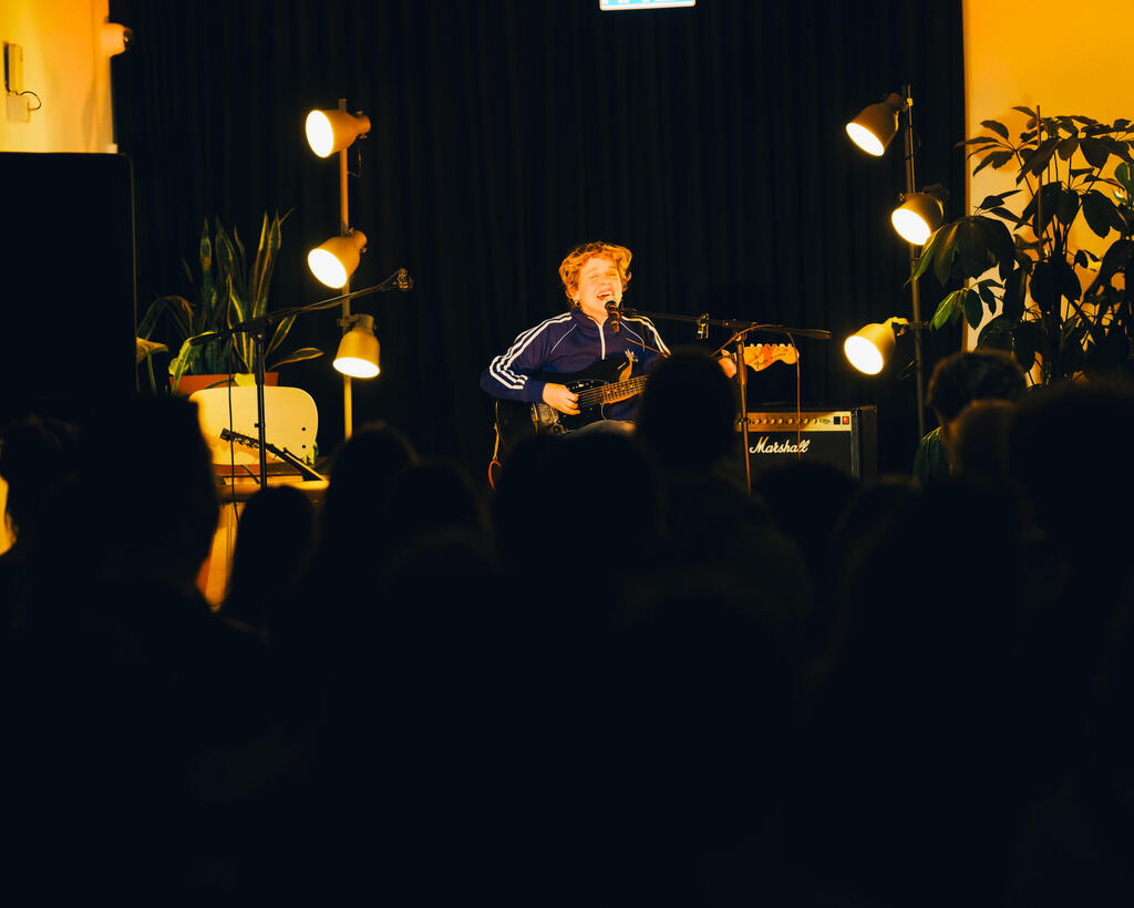 הילה רוח בהופעה בבית הצעירים בהרצל