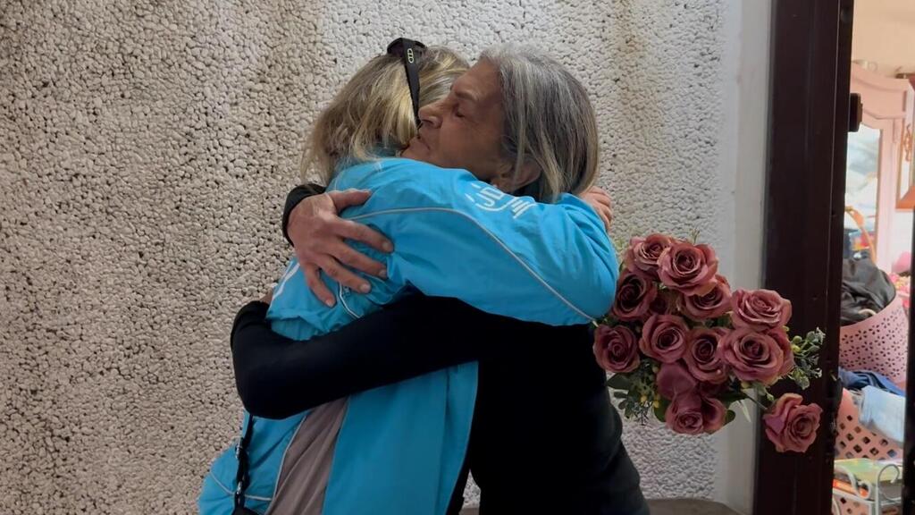 A JDC staff member providing assistance (Photo: Adi Kenan) A JDC staff member providing assistance