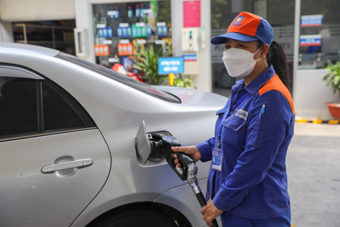 An employee refills a car at a fuel station in HCMC. Photo by VnExpress/Quynh Tran