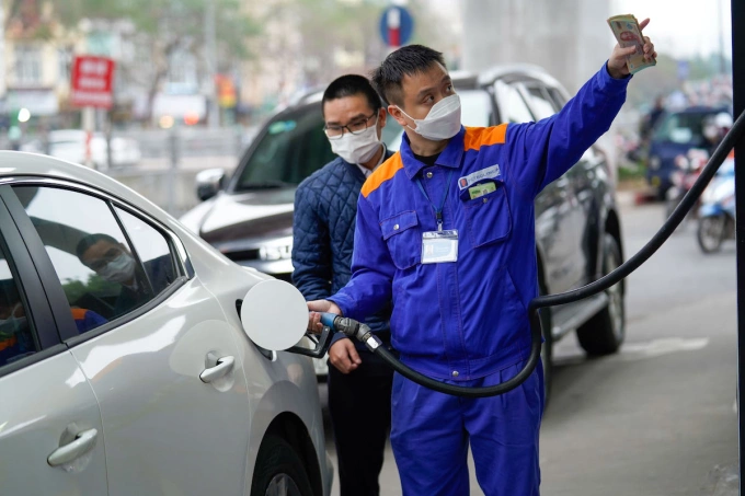 An employee refuels a car at a fuel station in Hanoi. Photo by VnExpress/Pham Chieu