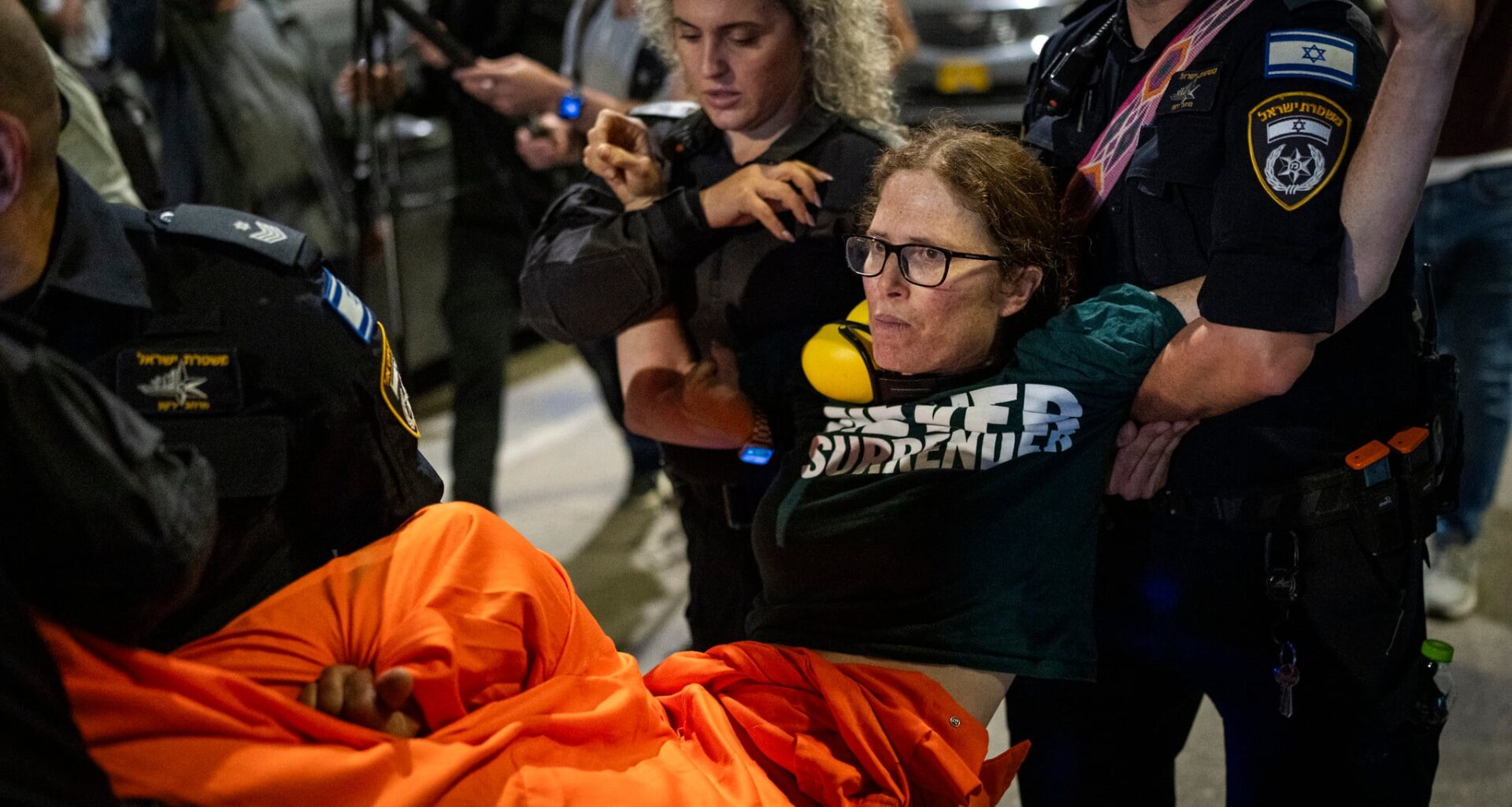 Cops violently disperse protesters at Tel Aviv anti-war rally, after court raised attendance cap