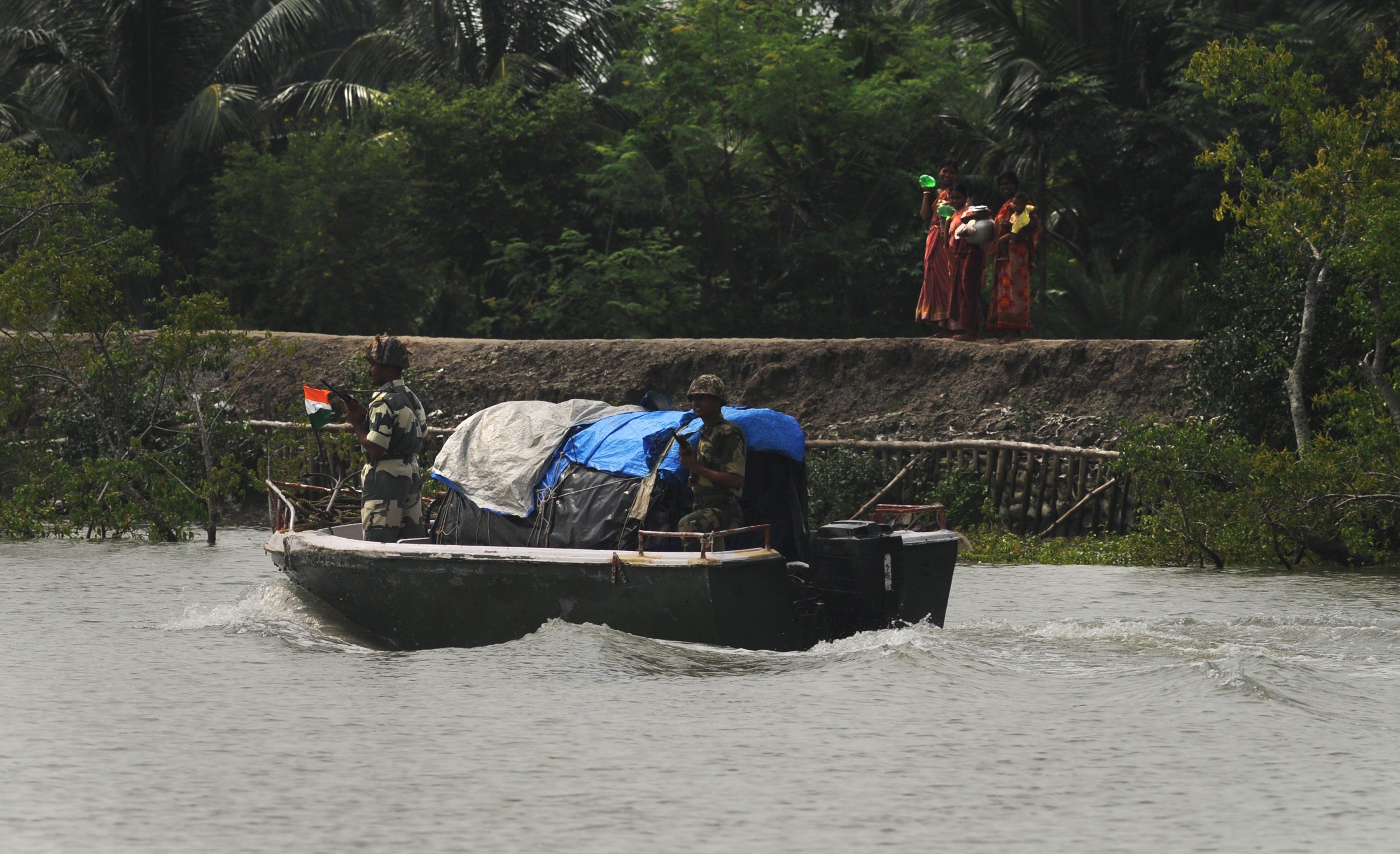 File: Indian Border Security Force (BSF) personnel patrol on the Kalnidi river in the Indian state of West Bengal, bordering Bangladesh's Satkhira district, near Satnabad