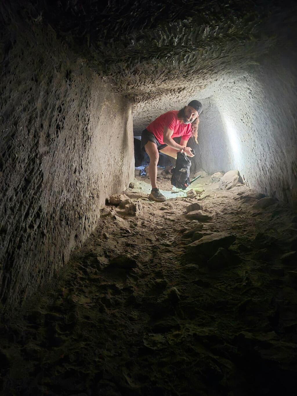 במעבר בין המחילות בשמורת גד