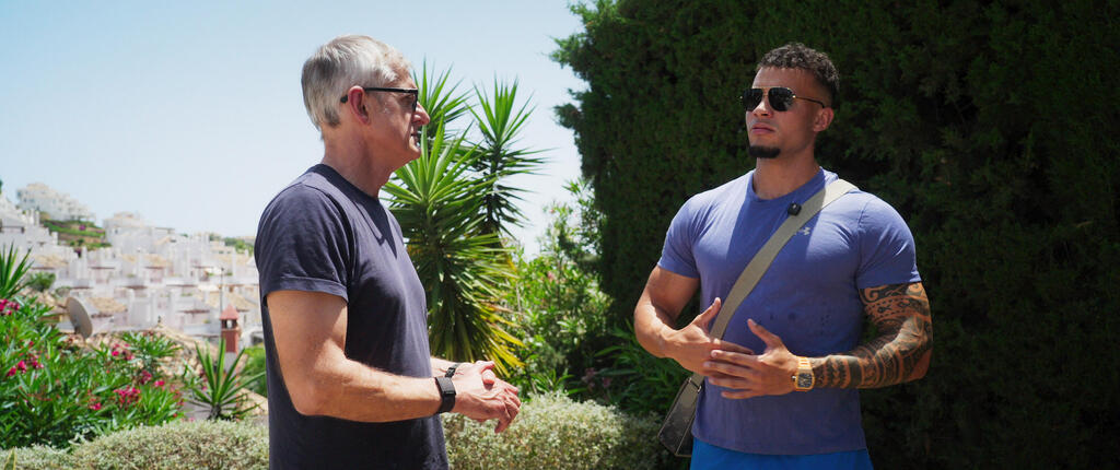 Harrison Sullivan and Louis Theroux in “Inside the Manosphere” (Photo: Courtesy of Netflix) הריסון סאליבן ולואי ת'רו, מתוך "בעומק המנוספרה"