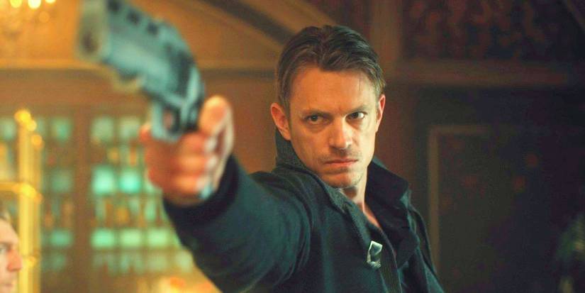 Joel Kinnaman as Takeshi Kovacs pointing a gun in Altered Carbon