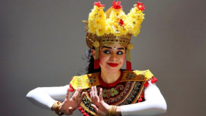 Mia Davies as Langke Sari