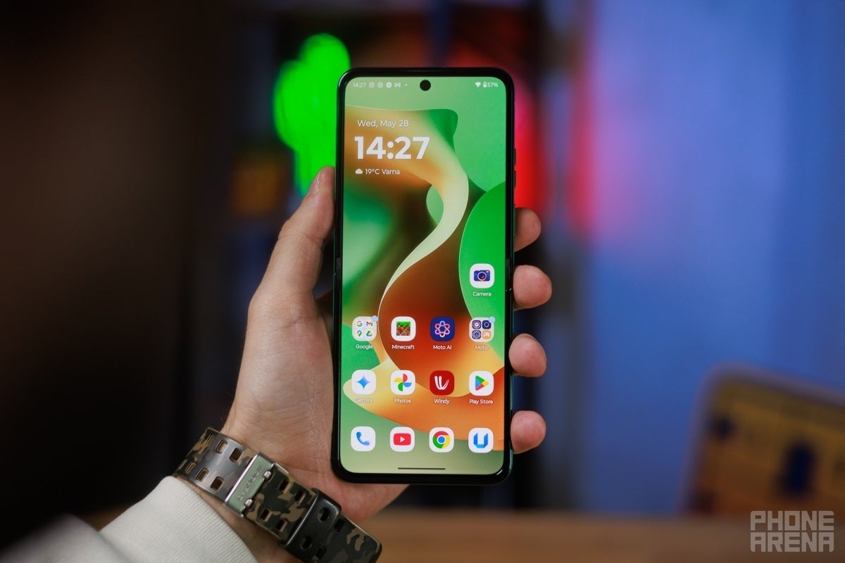 Motorola Razr (2025) primary screen