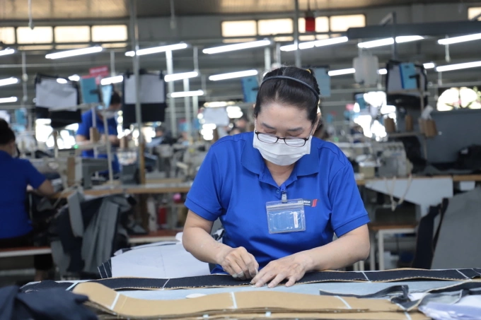 A worker seen in a garment factory in HCMC. Photo by VnExpress/Le Tuyet