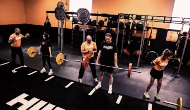 people workout inside a Crunch Fitness gym