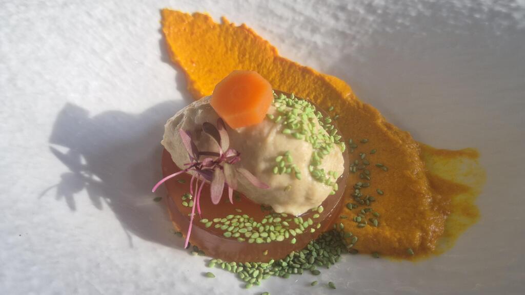 From a traditional dish to a restaurant plate (Photo: Assaf Kamar) הכנת גפילטע פיש