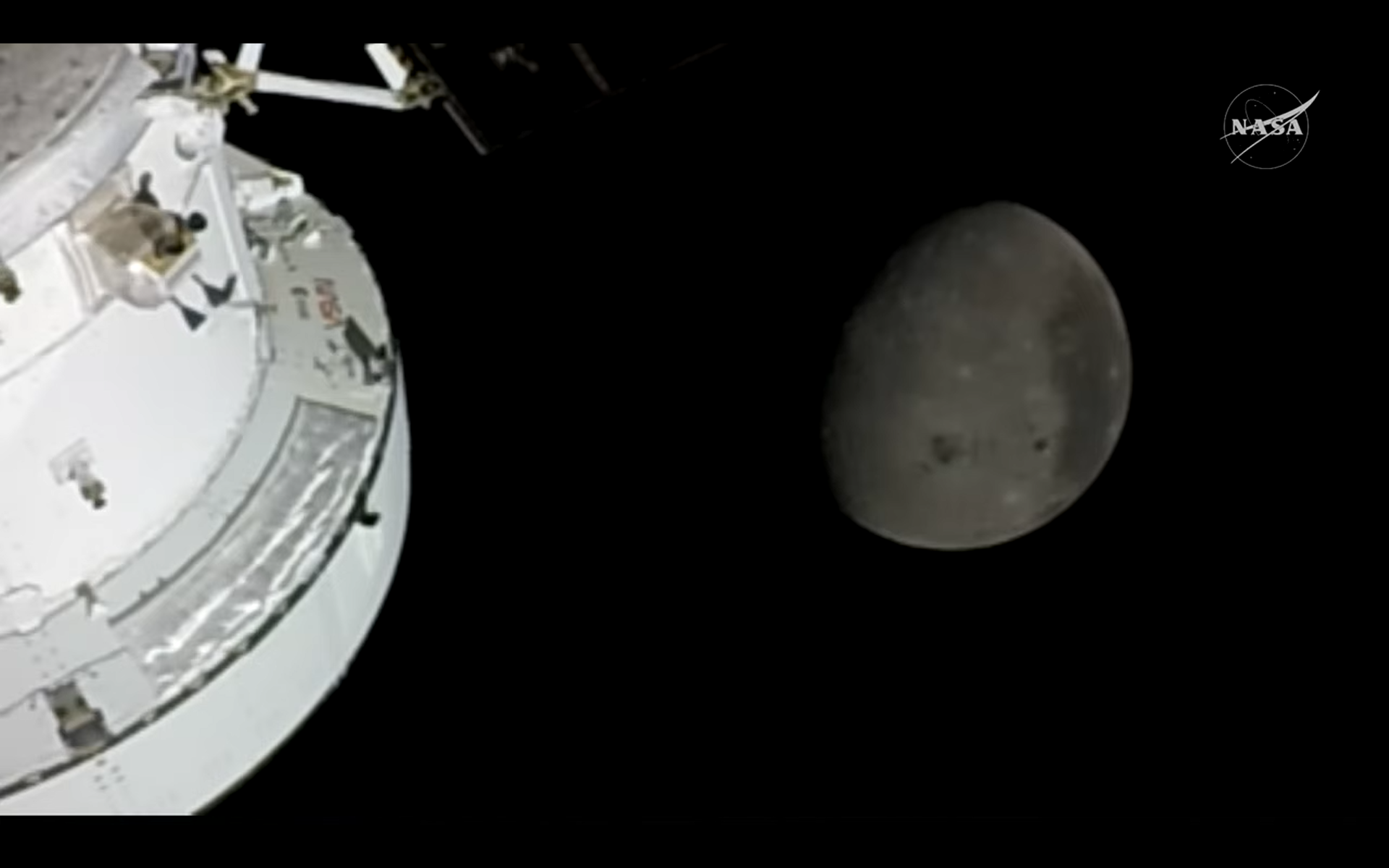 A white capsule in the foreground with a gray circle in the background.