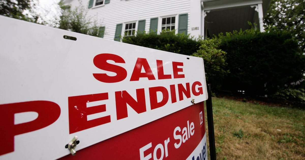 Canadian housing market sees prices dip in big cities while market booms in others