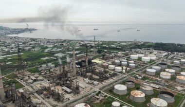 Moody's changes Bahrain and Iraq's outlook to negative over war fallout